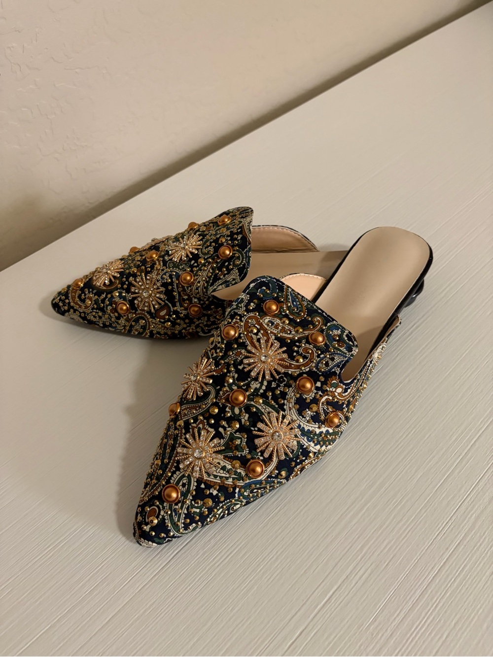 ✨⚜️NWOT ⚜️🌙Chic Embellished Pointed Toe Slip-On Mules with Gold Hardware ⚜️✨ - Picture 4 of 10